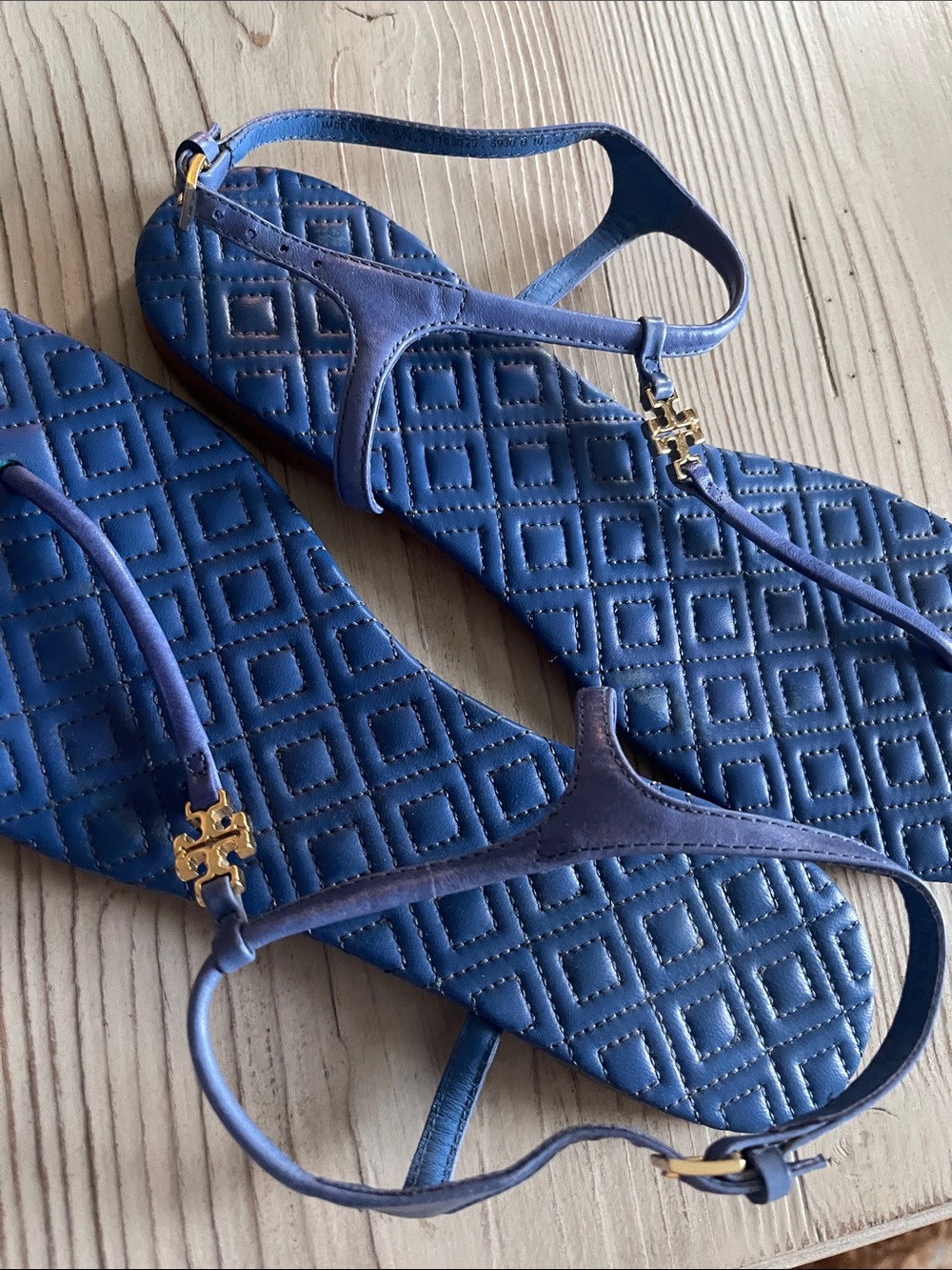 Tory Burch Navy Quilted T-Strap Sandals with Gold Logo - Picture 3 of 4